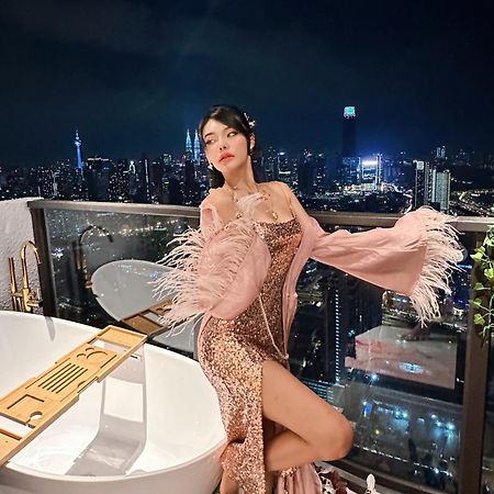 Skyscraper 65 Kl Highest Outdoor Bathtub Luxury Lavish Designer Suite Penthouse Lv65 Kuala Lumpur Exterior photo