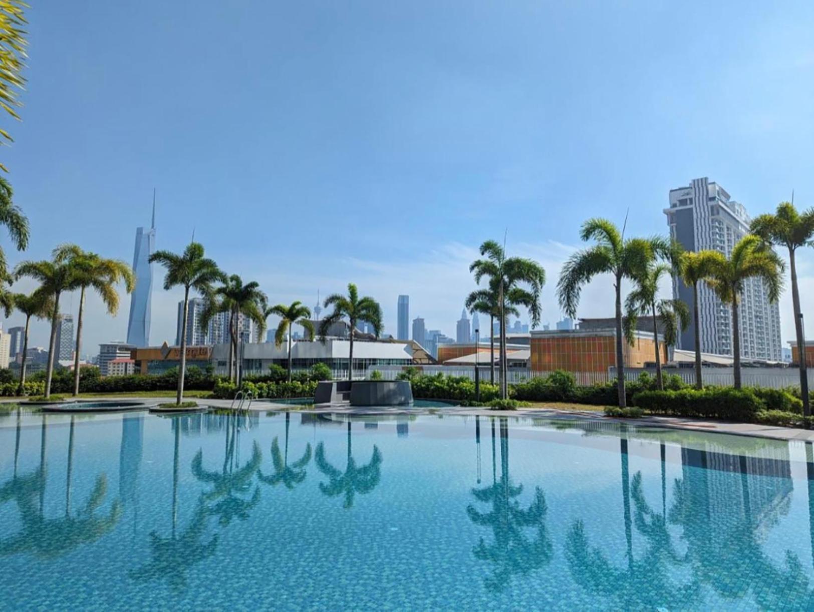 Skyscraper 65 Kl Highest Outdoor Bathtub Luxury Lavish Designer Suite Penthouse Lv65 Kuala Lumpur Exterior photo