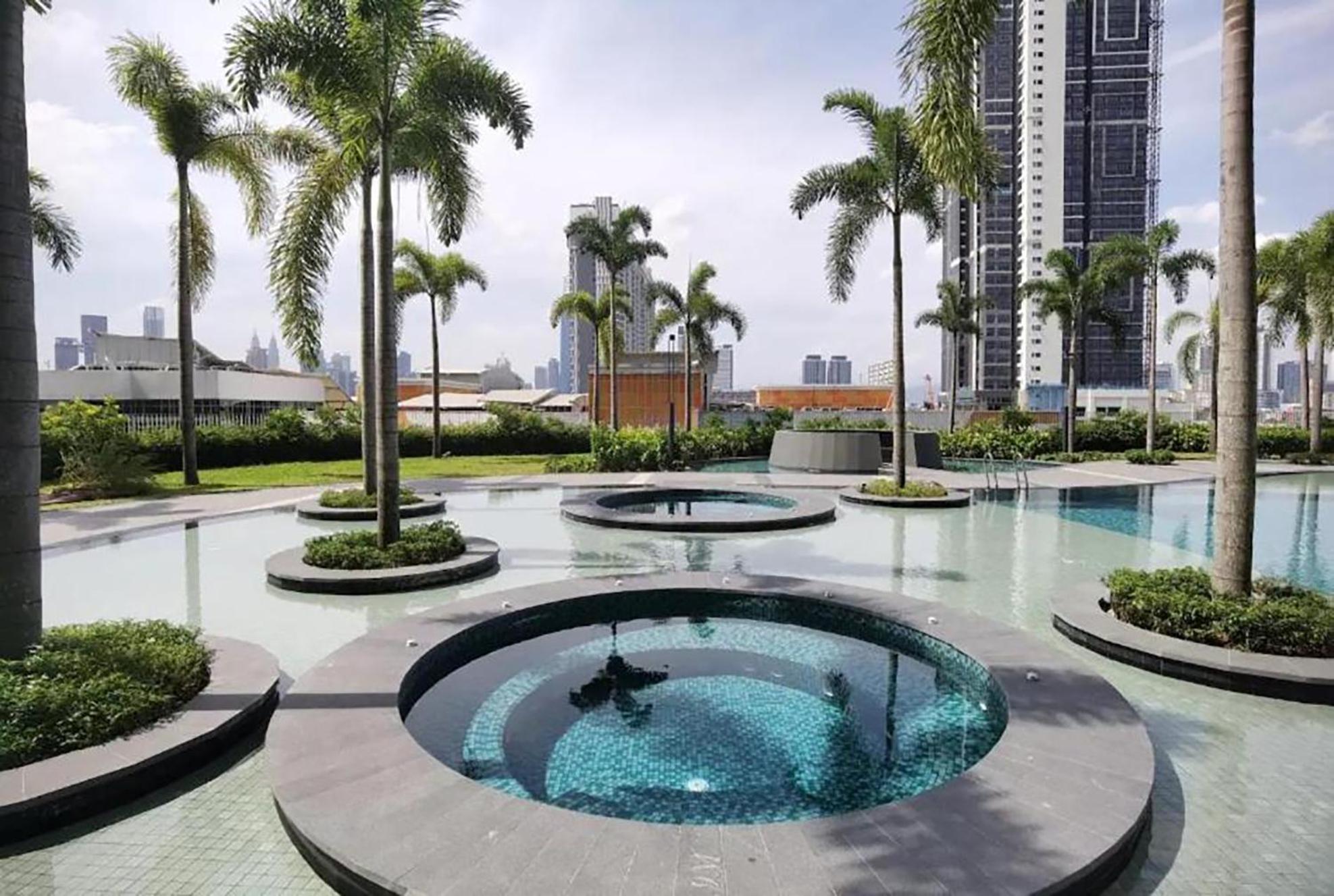 Skyscraper 65 Kl Highest Outdoor Bathtub Luxury Lavish Designer Suite Penthouse Lv65 Kuala Lumpur Exterior photo