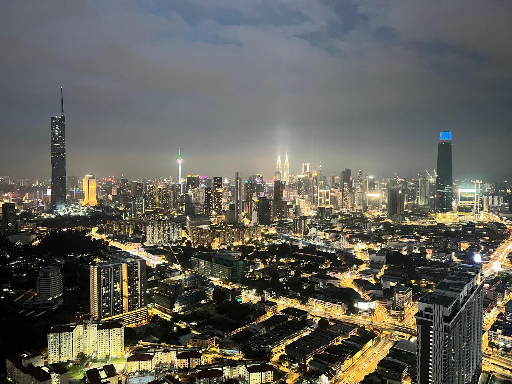 Skyscraper 65 Kl Highest Outdoor Bathtub Luxury Lavish Designer Suite Penthouse Lv65 Kuala Lumpur Exterior photo