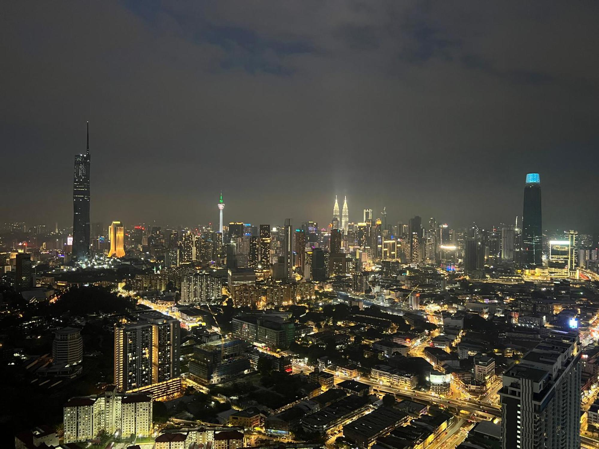 Skyscraper 65 Kl Highest Outdoor Bathtub Luxury Lavish Designer Suite Penthouse Lv65 Kuala Lumpur Exterior photo