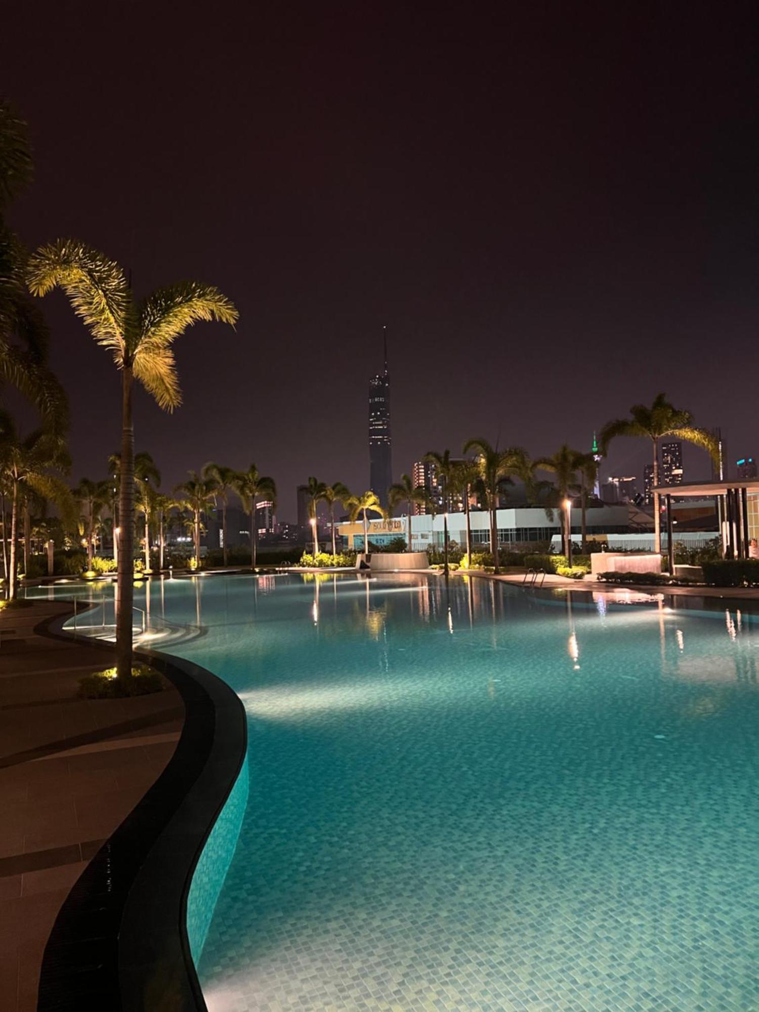 Skyscraper 65 Kl Highest Outdoor Bathtub Luxury Lavish Designer Suite Penthouse Lv65 Kuala Lumpur Exterior photo